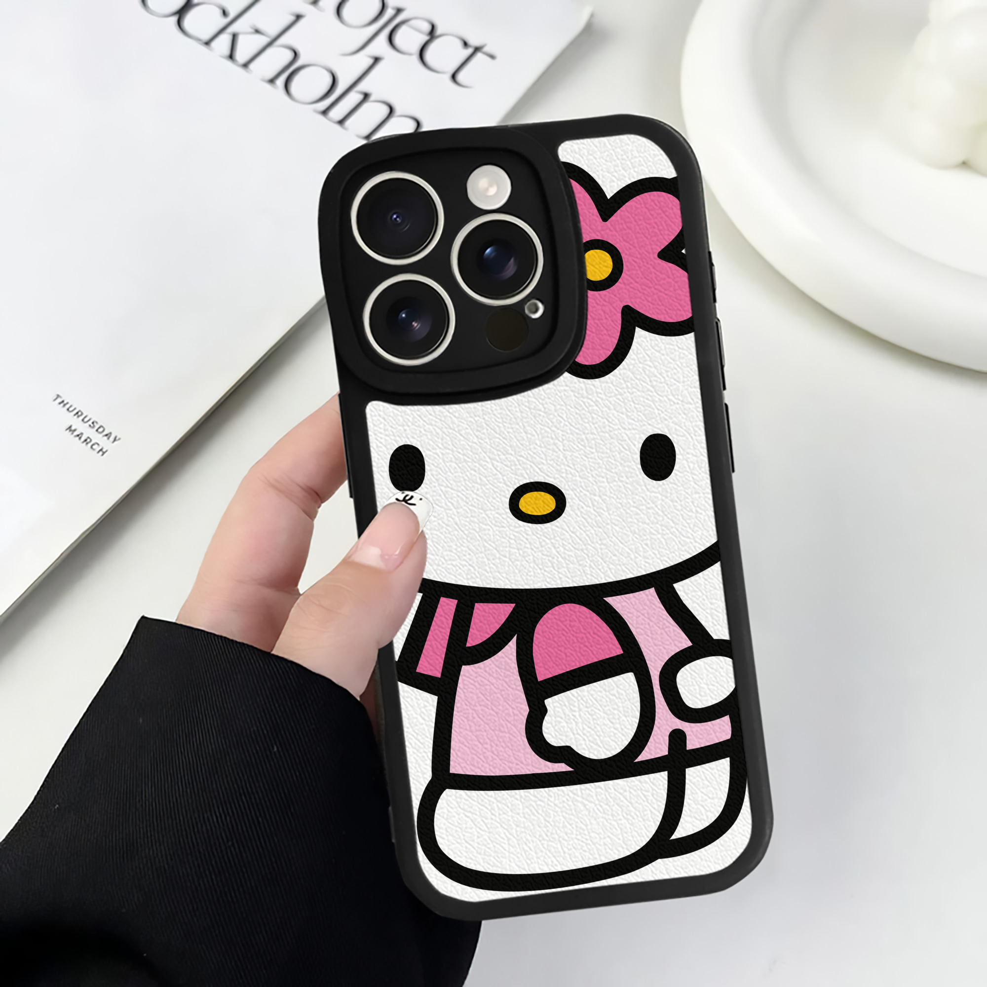 （画像用） Hello Kitty ハローキティ 【iPhone 16シリーズ対応】シリコンスマホケース（レザー調） 材質：シリコン